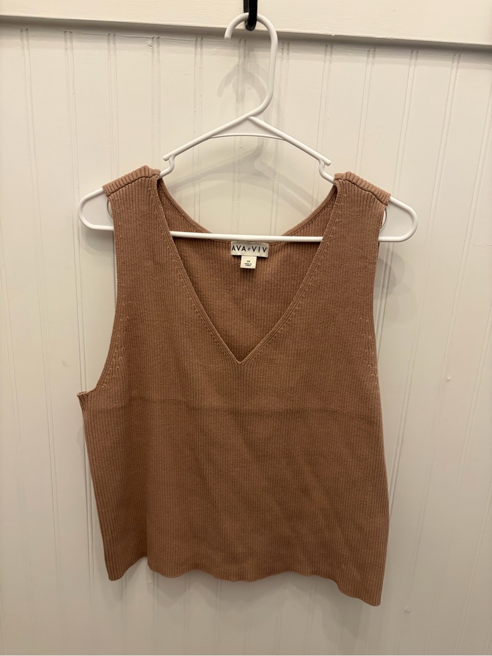 Ava & Viv Tan Ribbed V-Neck Sleeveless Knit Top